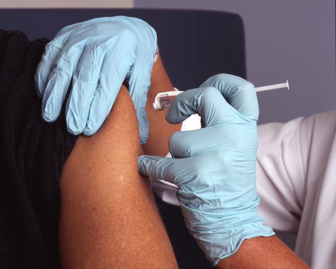 Infirmière administrant un vaccin