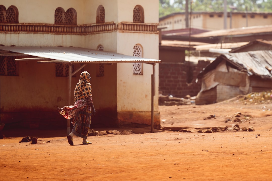 Femme marchant sur une route dans le Sahel
