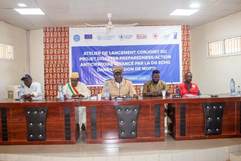 Table d'honneur de la cérémonie de lancement du projet à Mopti, avec le Gouverneur de la région, le 04 septembre 2026