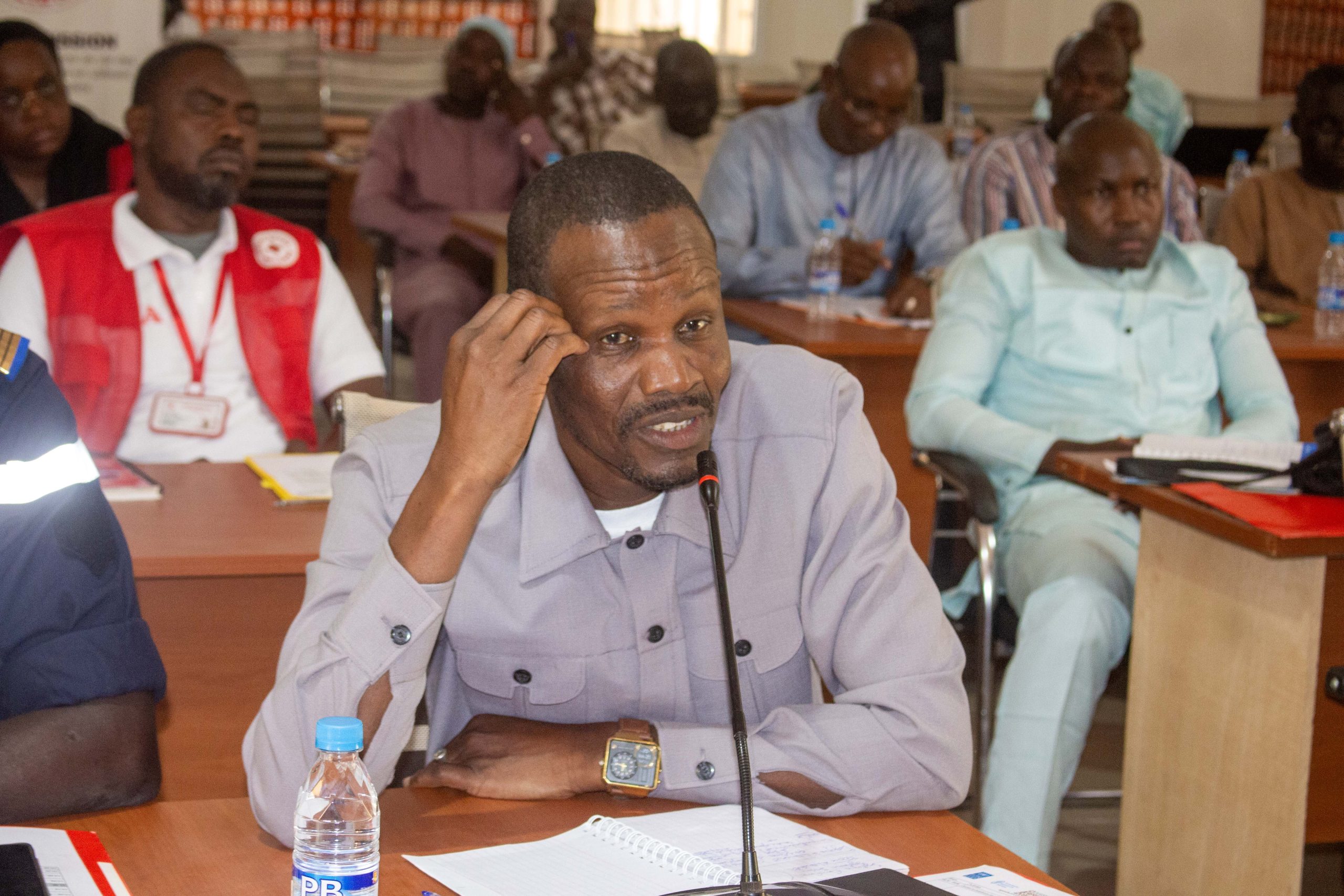 Un participant intervient lors des échanges de l’atelier de lancement du projet à Mopti