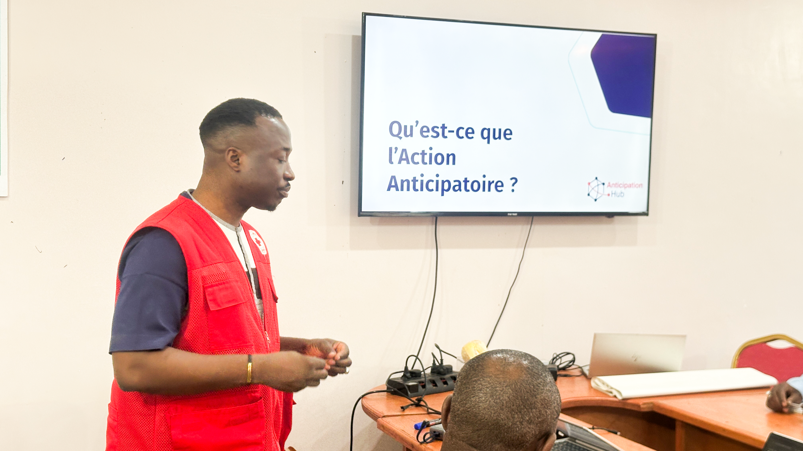 Un coordonnateur de la Croix-Rouge malienne présente le concept de l’Action Anticipatoire lors de l’atelier de lancement à Mopti