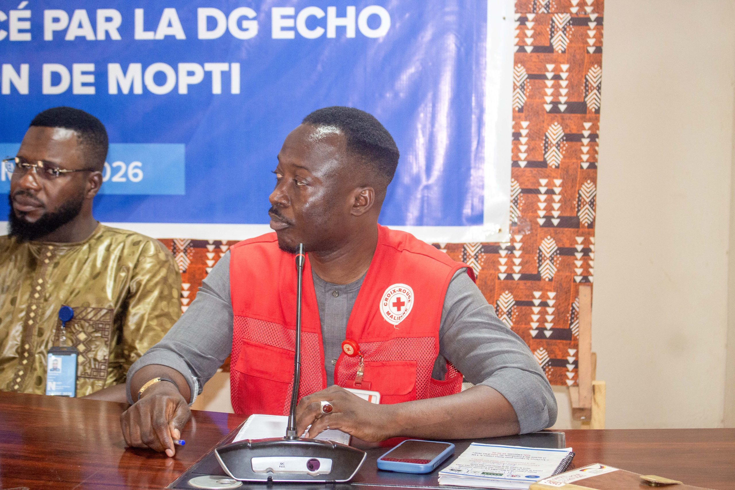 Un représentant de la Croix-Rouge malienne s’exprime à la table d’honneur de l’atelier de lancement à Mopti